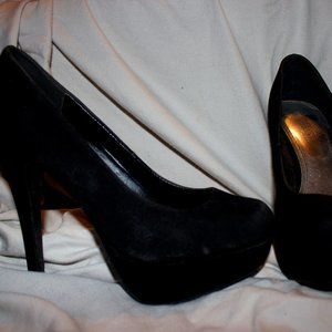 Rouge Helium Pumps, US 9, Faux Suede , Black